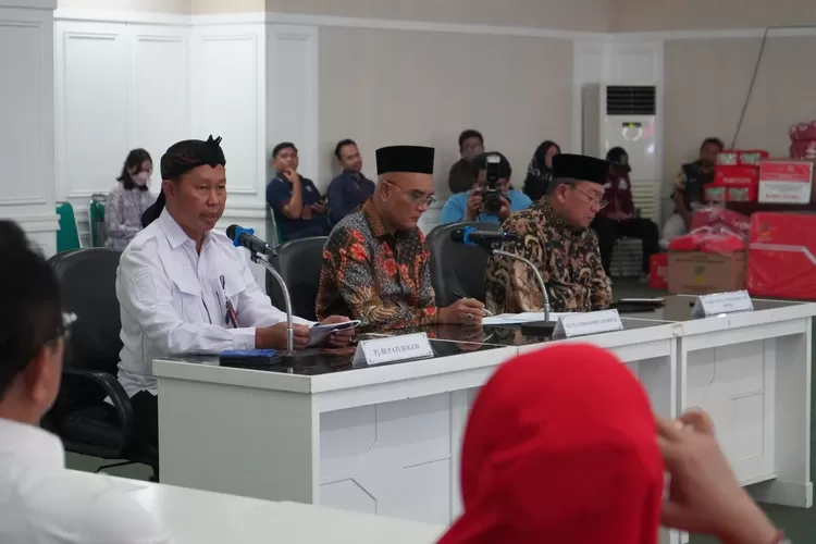 Pj Bupati Bogor Asmawa Tosepu bersama Komisi VIII DPR RI duduk bareng untuk untuk memperkuat kolaborasi, terutama dalam pengelolaan bantuan sosial dan penanganan bencana di Gedung Setda, Selasa, 26 Maret 2024. (Humas Pemkab Bogor)