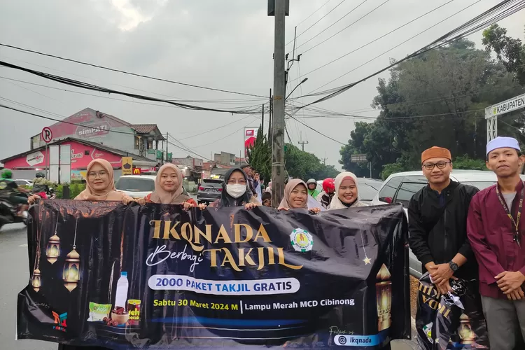 TEBAR KEBAIKAN: Ikatan Keluarga Besar Qotrun Nada (Ikqnada) menggelar aksi berbagi takjil gratis. 