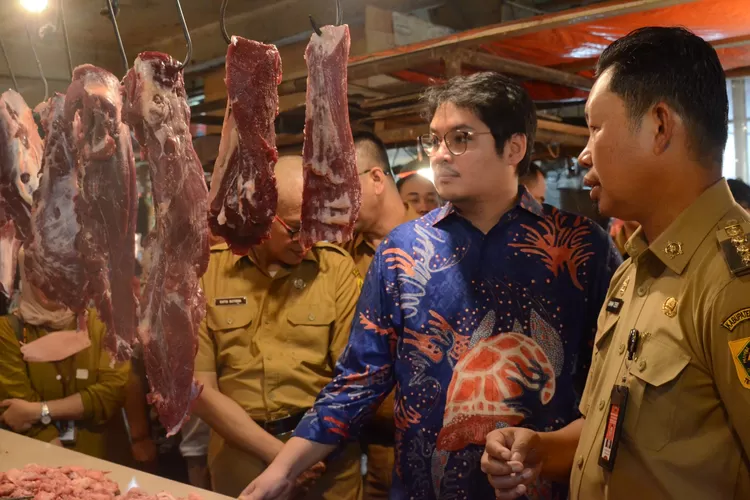 Pj Bupati Bogor Asmawa Tosepu saat mengunjungi Pasar Cibinong bersama Komisi IV DPR RI, Senin, 1 April 2024. (Humas Pemkab Bogor)