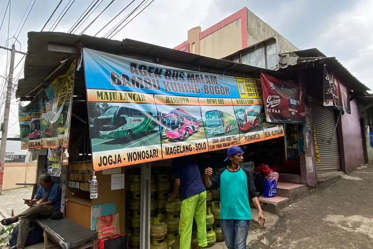 Salah satu agen bus di Kawasan Bambu Kuning, Bojonggede, Kabupaten Bogor. (Devina/metropolitan)