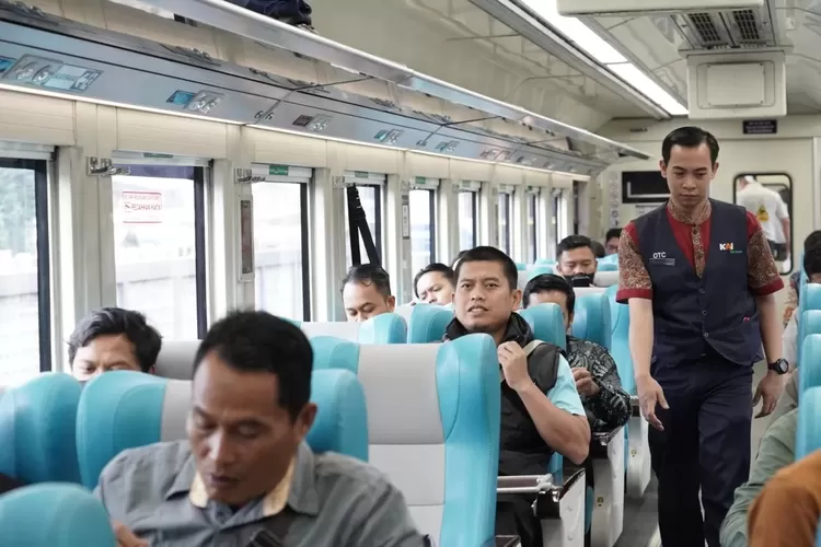 Ilustrasi. Petugas saat memberikan pelayanan kepada penumpang kereta api. (Dokumen PT Kereta Api Indonesia)