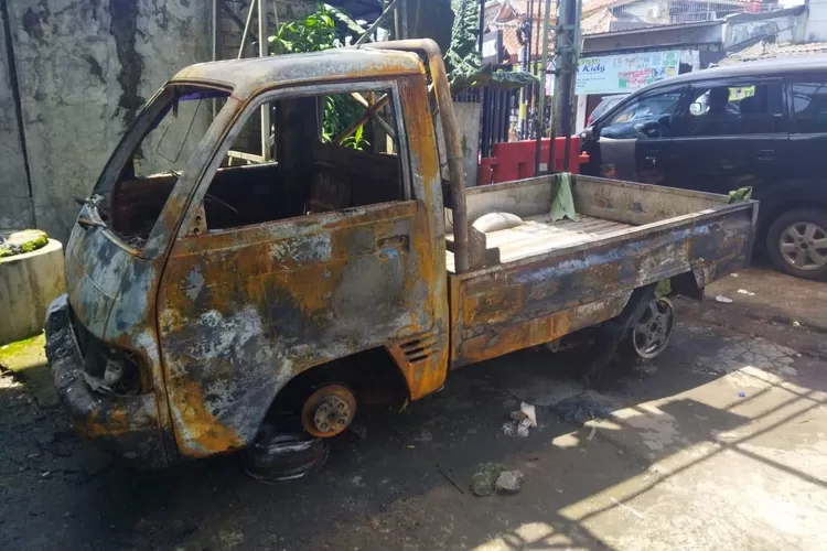 Kondisi&nbsp;mobil terbakar di depan Perumahan Mulia Land Bogor, Desa Cibatok II, Kecamatan Cibungbulang, Kabupaten Bogor, Kamis, 11 April 2024 (Polres Bogor)