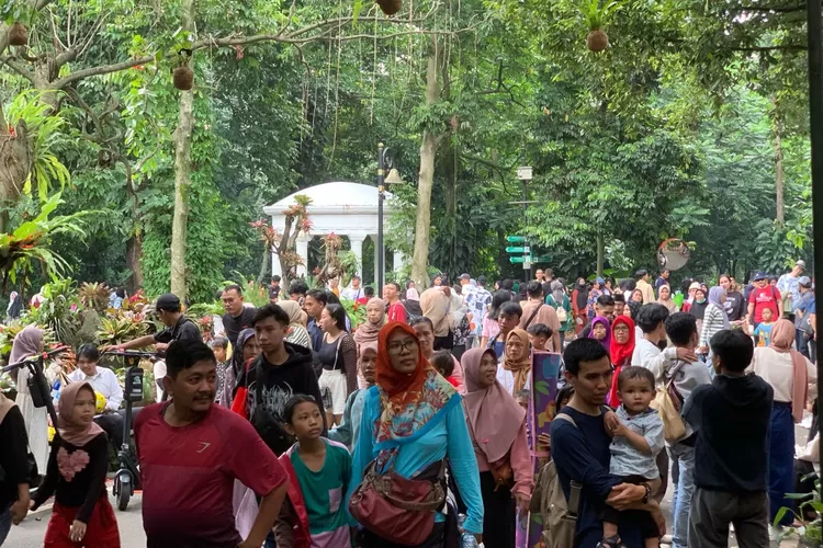 Pengunjung memasati Kebun Raya Bogor di akhir pekan libur Lebaran, Minggu, 14 April 2024. (Rival)