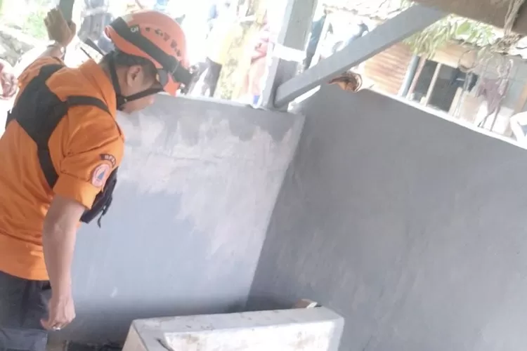 Petugas BPBD Kabupaten Bogor saat akan mengevakuasi korban tercebur sumur di Desa Tarikolot, Kecamatan Citeureup, Kabupaten Bogor, Minggu, 14 April 2024. (BPBD)