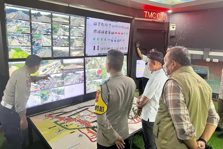 Pj Bupati Bogor Asmawa Tosepu dan kepolisian meninjau arus balik Lebaran 1445 Hijriyah di Pospam Gadog, Kabupaten Bogor, Senin, 15 April 2024. (Humas Pemkab Bogor)
