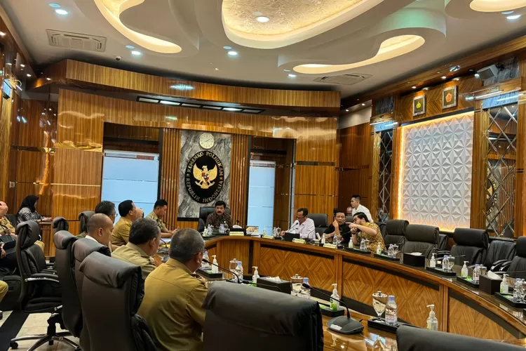 Pj Bupati Bogor Asmawa Tosepu dan jajaran saat menemui Menko Polhukam Hadi Tjahjanto di ruang rapat Kemenko Polhukam, Jakarta, Selasa, 16 April 2024. (Humas Pemkab Bogor)