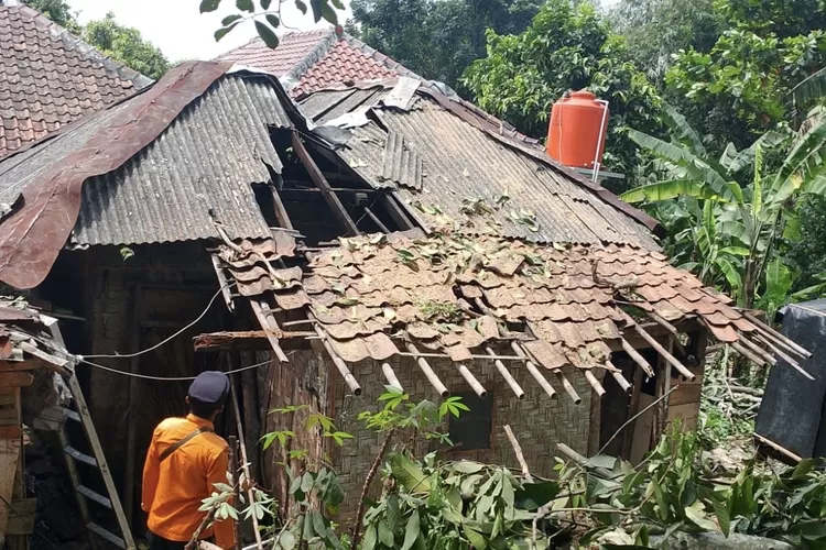 Hujan deras disertai angin kencang mengakibatkan puluhan rumah rusak di Desa Sukamakmur, Kecamatan Sukamakmur, Kabupaten Bogor, Kamis, 18 April 2024. (BPBD)