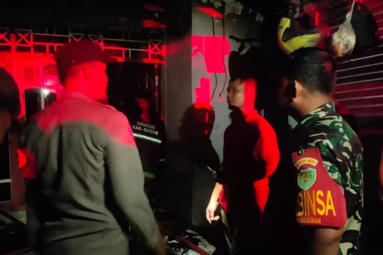 Petugas mengecek lokasi kebakaran tiga rumah di Pabuaran, Cibinong, Kabupaten Bogor. (Polres Bogor)