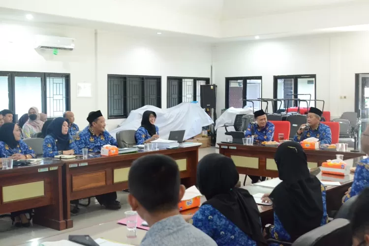 Sekda Burhanudin saat memberikan arahan di kantor Diskop UKM Kabupaten Bogor, Cibinong, Kamis, 25 April 2024. (Humas Pemkab Bogor)