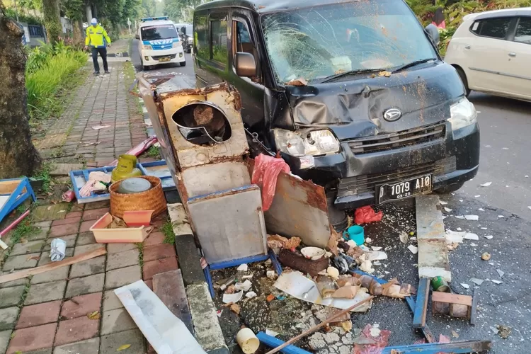Kecelakaan lalu lintas terjadi di Jalan Dadali, Tanah Sareal, Kota Bogor Jumat, 3 Mei 2024. Sopir diduga mengalami microsleep dan menabrak gerobak soto. (Polresta Bogor Kota)