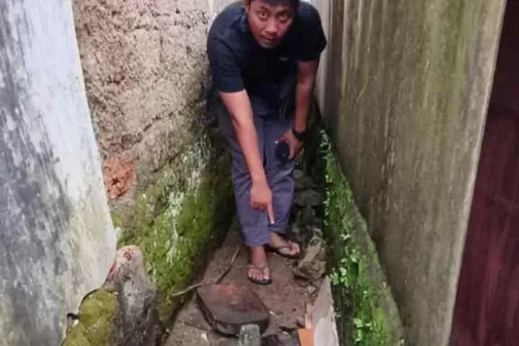 Warga saat menunjukan lokasi penemuan bayi di Desa Sukaraksa, Kecamatan Cigudeg, Kabupaten Bogor, Jumat, 3 Mei 2024. (Polres Bogor)