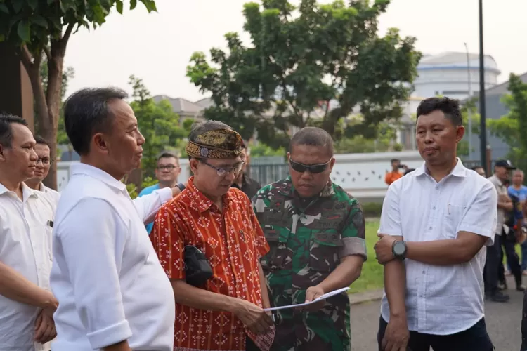 Sekda Jabar Herman Suryatman bersama Pj Bupati Bogor Asmawa Tosepu dan jajaran meninjau langsung rumah warga terdampak ledakan gudang peluru TNI di Gunungputri, Kabupaten Bogor, Kamis, 9 Mei 2024. (Humas Pemkab Bogor)