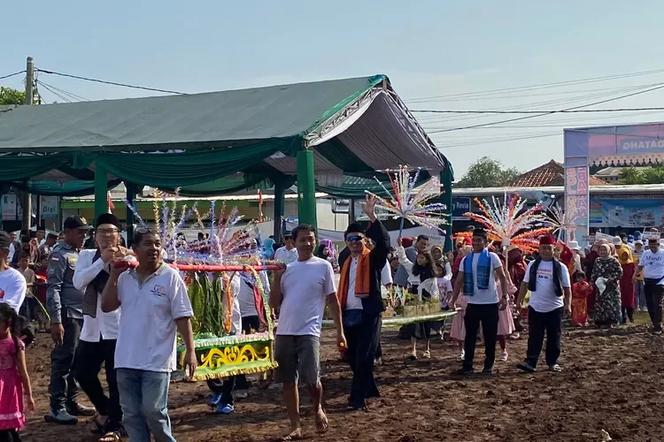 Warga mengarak dongdang dalam kegiatan Parade Budaya Lebaran Bojonggede 2024 di Lapangan Siaga Bojonggede, Kabupaten Bogor, Minggu, 12 Mei 2024. (Devina)