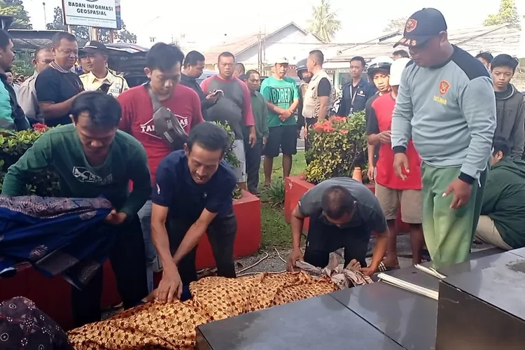 Polisi mengevakuasi jenazah yang ditemukan di depan gerbang BRIN Cibinong, Kabupaten Bogor, Senin, 13 Mei 2024. (Polres Bogor)