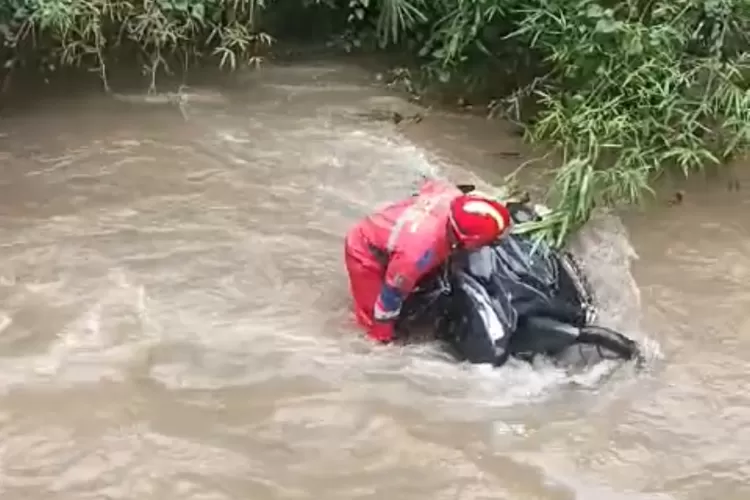 Petugas Damkar mengevakuasi sepeda motor yang tercebur sungai bersama pemiliknya di Desa Cilebut Barat, Sukaraja, Kabupaten Bogor, Selasa 14 Mei 2024. (Tangkapan layar)
