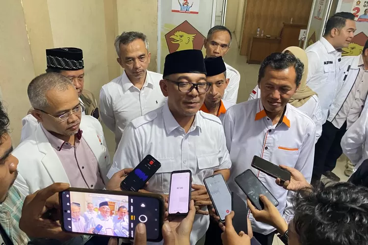 Ketua DPC Gerindra Kabupaten Bogor Iwan Setiawan dan Ketua DPD PKS memberikan keterangan pers usai menggelar pwrtemuan di kantor DPC Gerindra Kabupaten Bogor, Rabu, 14 Mei 2024. (Arifin)