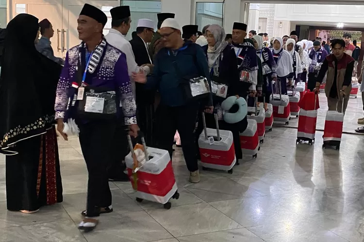 Jemaah haji kloter 11 JKS Kabupaten Bogor mulai diberangkatkan ke Tanah Suci, Kamis, 16 Mei 2024. (Arifin)