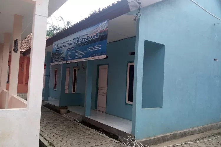 Kondisi kantor travel bus yang digunakan rombongan study tour asal Depok Desa Ciherang, Kecamatan Dramaga, Kabupaten Bogor. (Devina)