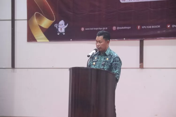 Pj Bupati Bogor saat pelantikan PPK hasil seleksi KPU Kabupaten Bogor untuk Pilkada 2024 di Hotel Lorin Sentul Babakanmadang, Kabupaten Bogor, Kamis, 16 Mei 2024. (Humas Pemkab Bogor)