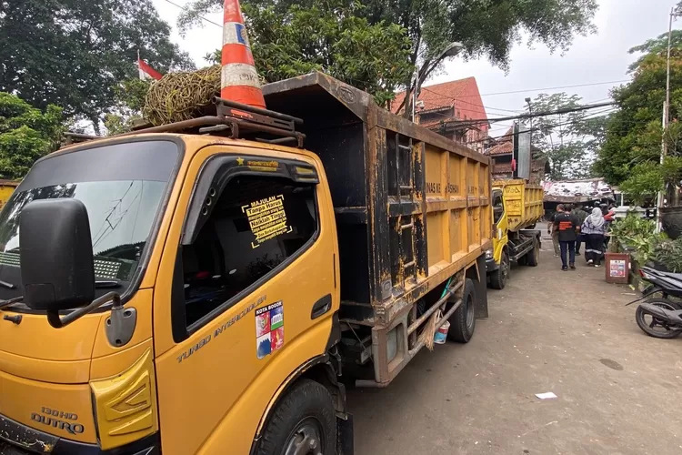 Sopir truk sampah di Kota Bogor mogol kerja sehingga mengakibatkan sampah tak terangkut, Rabu, 22 Mei 2024. (Rival)