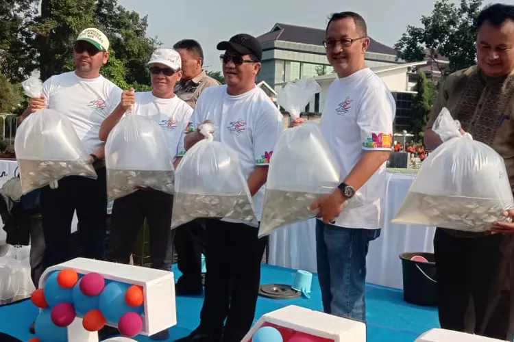 Pemkab Bogor melakukan tebar benih ikan di Cibinong Situ Plaza dalam rangkain peringatan HJB ke-542, Jumat, 31 Mei 2024. (HJB)