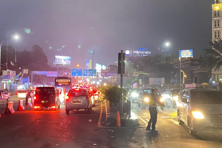 Ilustrasi Jalur Puncak. Satlantas Polres Bogor bakal menerapkan sejumlah rekayasa lalu lintas di Jalur Puncak, Kabupaten Bogor saat libur panjang idul Adha 1445 Hijriyah (Devina)