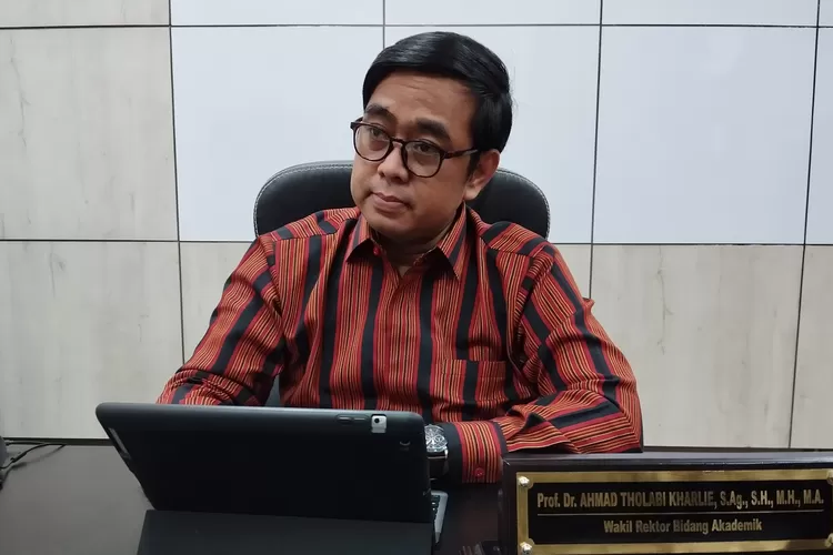 Guru Besar Hukum Islam UIN Jakarta, Ahmad Tholabi Kharlie merespon polemik fatwa salam lintas agama (Ist)