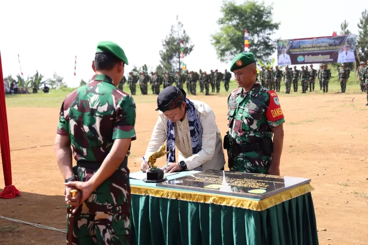 Penutupan TMMD ke-120 di Pangdam III Siliwangi Mayjen TNI M Fadjar dan Pj Bupati Bogor Asmawa Tosepu bersama jajaran di Lapangan Sepakbola Rawagede, Desa Sirnajaya Kecamatan Sukamakmur, Jumat, 7 Juni 2024. (Humas Pemkab Bogor)