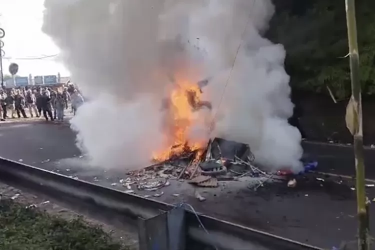 Sejumlah PKL Puncak memblokade jalan saat penertiban oleh Satpol PP Kabupaten Bogor, Senin, 24 Juni 2024. (Ist)