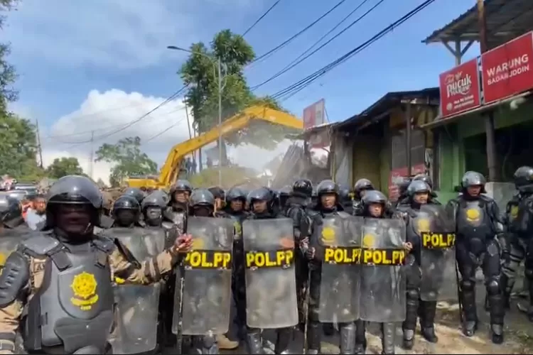 Satpol PP Kabupaten Bogor memasang barikade saat penertiban PKL di kawasan Puncak, Cisarua, Kabupaten Bogor, Senin, 24 Juni 2024. (Ist)