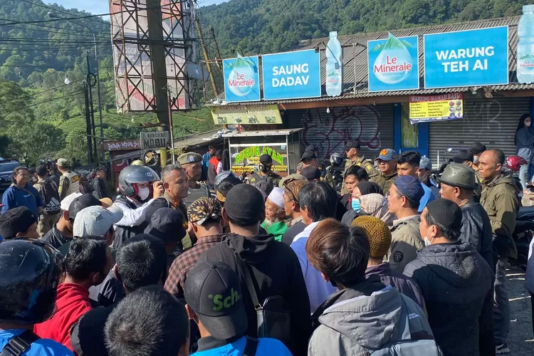 Warga berhadapan dengan Satpol PP Kabupaten Bogor saat penggusuran PKL Puncak, Senin, 24 Juni 2024. (Devina)