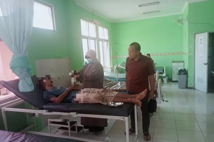 Pelaku pencurian dua karung gabah menjalani perawatan usai diamuk massa di Cariu, Kabupaten Bogor. (Polres Bogor)