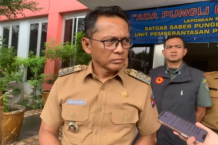 Pj Wali Kota Bogor Hery Antasari usai sidak PPDM tingkat SMP di Kota Bogor, Senin, 1 Juli 2024. (Rival)