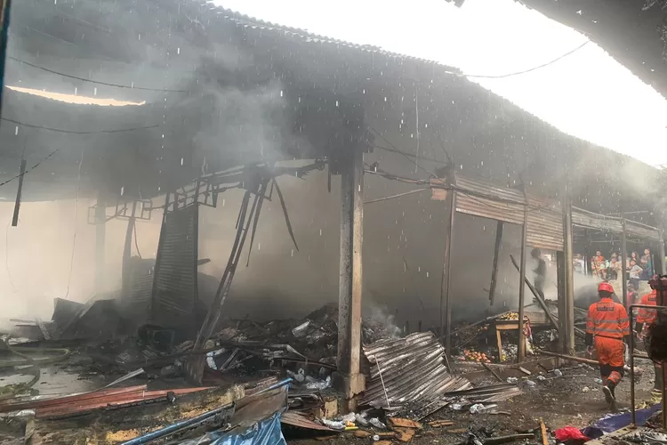 Kebakaran Pasar TU Kemang, Kelurahan Kayumanis, Kecamatan Tanahsareal, Kota Bogor, Senin, 1 Juli 2024. (Fadli Akbar)