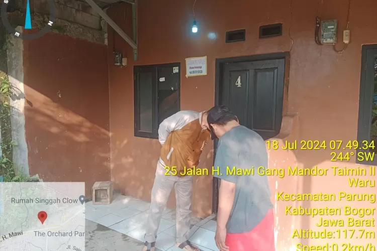 Petugas kepolisian mengecek lokasi kontrakan yang digunakan transaksi prostitusi online.