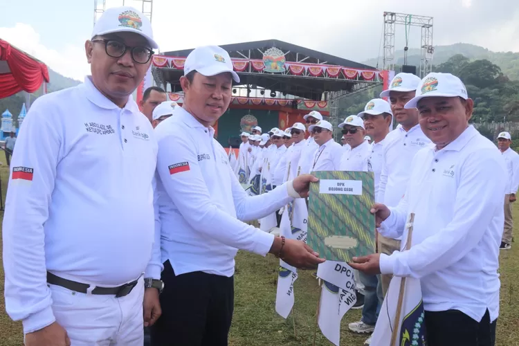 Pj Bupati Bogor Asmawa Tosepu menutup kegiatan Jambore Asosiasi Pemerintahan Desa Seluruh Indonesia (Apdesi) Kabupaten Bogor di Lapangan Gantole Paralayang Gunung Mas, Cisarua, Sabtu, 3 Agustus 2024. (Humas Pemkab Bogor)