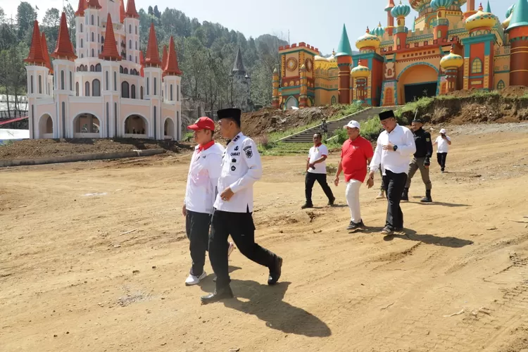 Pj Bupati Bogor Asmawa Tosepu dan jajaran mendatangi pembangunan wahana wisata milik PT Jaswita Jabar di kawasan Puncak, Kecamatan Cisarua, Kabupaten Bogor, Jumat, 9 Agustus 2024. (Pemkab Bogor)