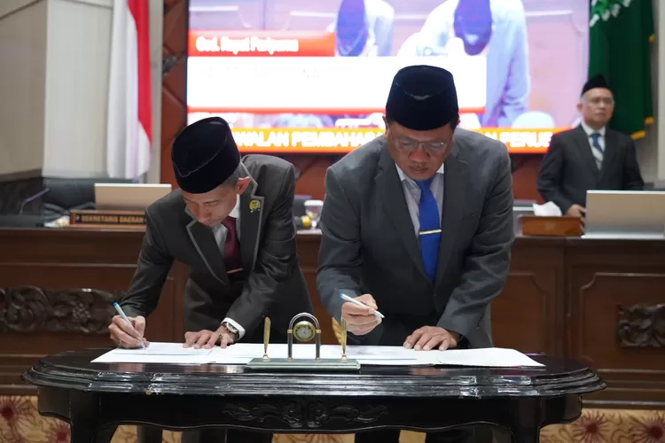 Pemkab bersama DPRD Kabupaten Bogor saat penandatanganan hasil Rapat Paripurna di DPRD Kabupaten Bogor, Senin, 12 Agustus 2024. (Humas Pemkab Bogor)