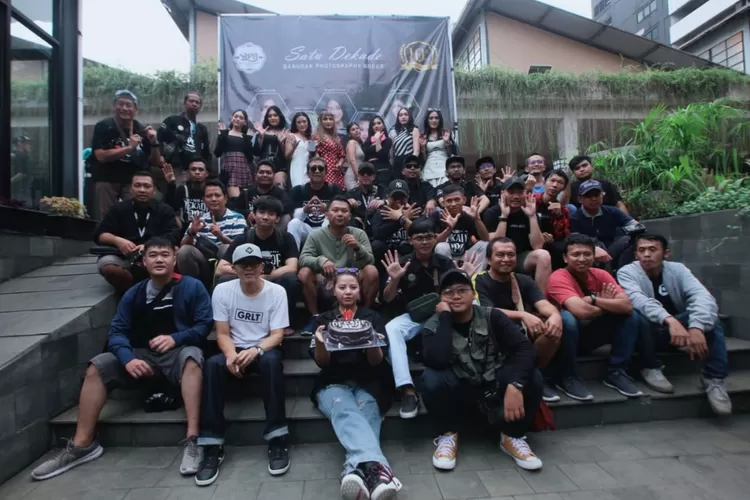 Perayaan&nbsp;anniversary ke-10&nbsp;Barudak Photography Bogor (BPB)&nbsp;di&nbsp;dFlower Garden, Boxies 123 Mall Bogor, Kota Bogor, Minggu, 1 September 2024. (Fadli)