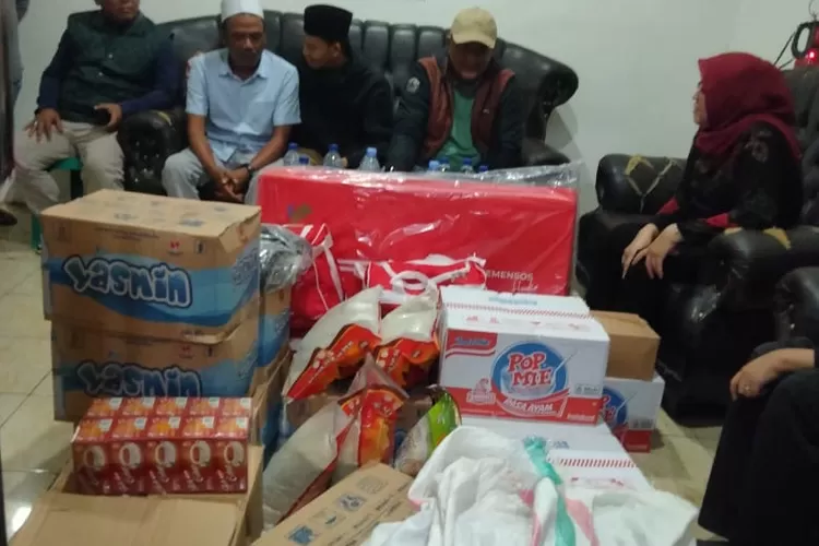 Rudy Susmanto saat meninjau lokasi terdampak bencana di Vimayang, Pamijahan, Kabupaten Bogor dan memberikn bantuan. (Ist)