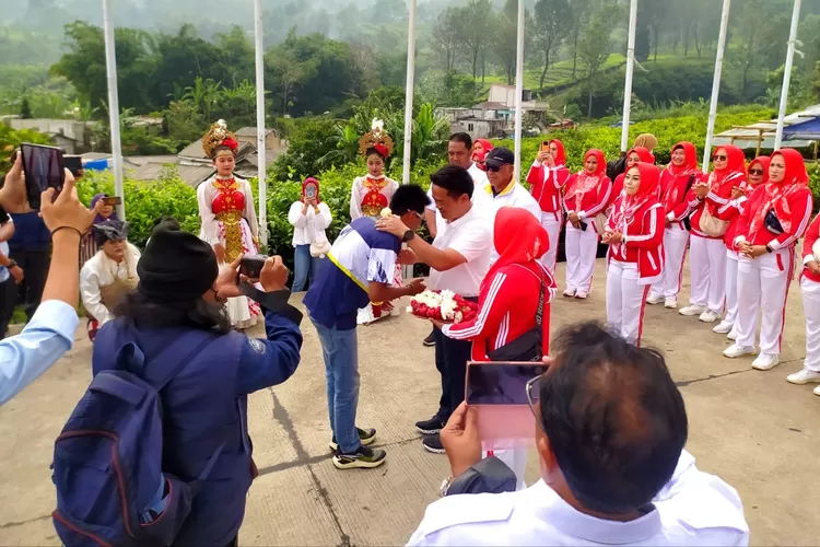 Penyambutan atlet gantole dan paralayang asal Kabupaten Bogor yang berlaga di PON 2024 di area landing paralayang Puncak, Desa Tugu Selatan, Kecamatan Cisarua, Senin, 23 September 2024. (Deni)