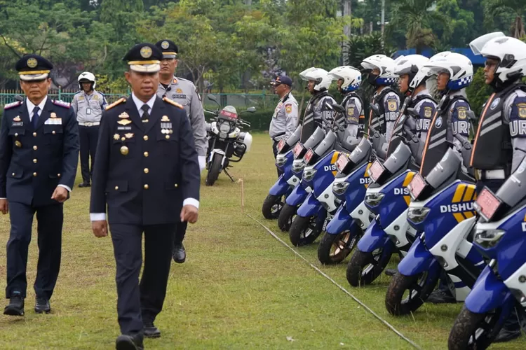 Pj Bupati Bogor Asmawa Tosepu saat peringatan Hari Perhubungan Nasional ke-53 Tingkat Kabupaten Bogor Tahun 2024 di Lapangan Tegar Beriman, Cibinong, Selasa, 24 September 2024. (Humas Pemkab Bogor)