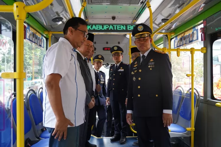 Pj Bupati Bogor Asmawa Tosepu saat meninjau bus listrik yang dipamerkan di peringatan Hari Perhubungan Nasional ke-53 tingkat Kabupaten Bogor di Lapangan Tegar Beriman, Cibinong, Selasa, 24 September 2024. (Humas Pemkab Bogor)