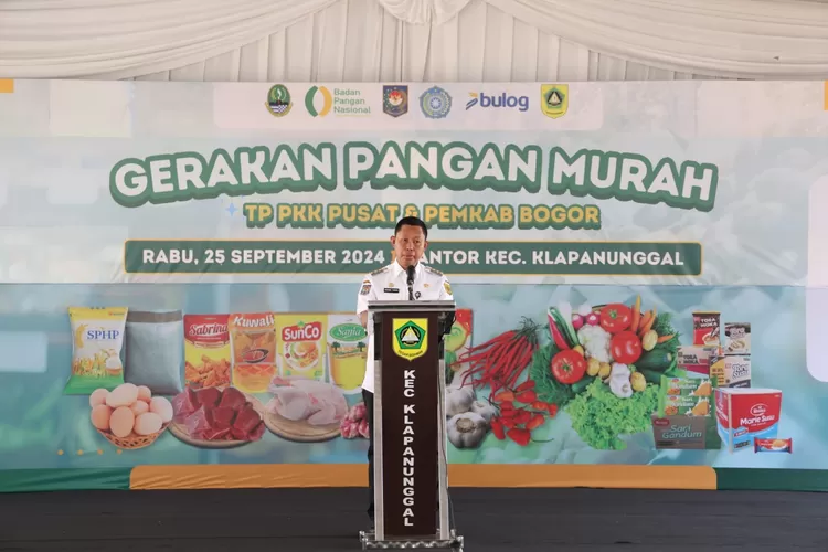 Pj Bupati Bogor saat Gerakan Pasar Murah di kantor Kecamatan Klapanunggal, Kabupaten Bogor, Rabu, 25 September 2024. (Humas Pemkab Bogor)