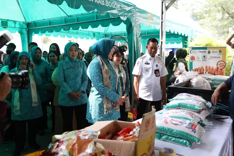 Ketua Umum TP PKK Tri Tito Karnavian saat mengunjungi Gerakan Pasar Murah di Kantor Kecamatan Klapanunggal, Kabupaten Bogor, Rabu, 25 September 2024. (Humas Pemkab Bogor)