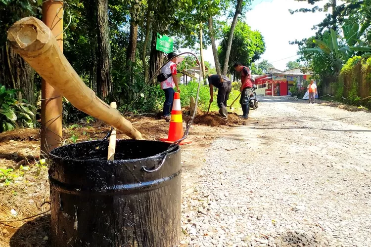 Perbaikan jalan di Kampung Lemah Nendet, Desa Sukagalih, Kecamatan Megamendung, Kabupaten Bogor. (Deni)
