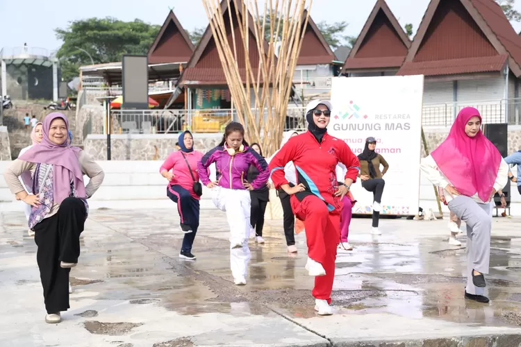 TP PKK Kabupaten Bogor menggelar senam bersama di Rest Area Gunung Mas Puncak, Cisarua Kabupaten Bogor, Sabtu, 5 Oktober 2024. (Humas Pemkab Bogor)