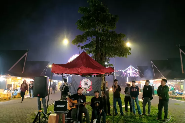 Musik&nbsp;akustik di Rest Area Gunung Mas hasil kolaborasi Oi Puncak Raya dengan Karang Taruna Sinar Pangrango Sabtu, 5 Oktober 2024. (Deni)
