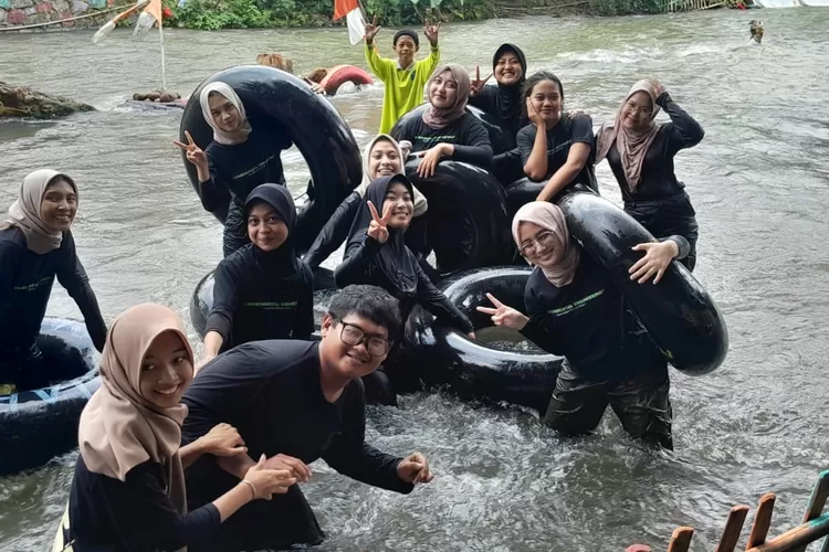 Pengunjung menikmati Wahana Ngalun Katulampa di Kampung Wisata Binaan Astra Daihatsu di sekitar&nbsp;Bendungan Katulampa, Kota Bogor. (Ist)