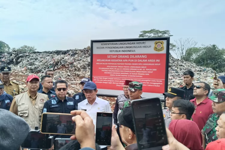 Menteri Lingkungan Hidup - Kepala Badan BPLH Hanif Faisol Nurofiq menyegel TPAsampah liar di Kecamatan Limo, Kota Depok pada Senin, 4 November 2024. (Ist)